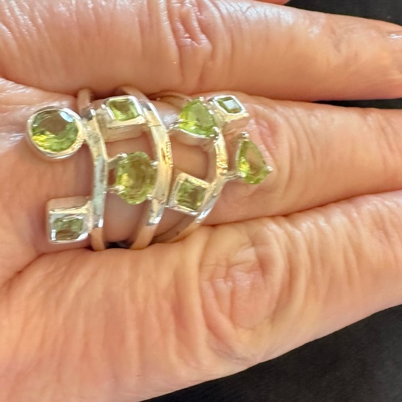 💚💚SEND AN OFFER!!💚💚 Sterling silver ring with green stones. - Picture 4 of 7